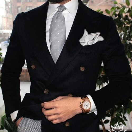Tailored navy blazer on a mannequin